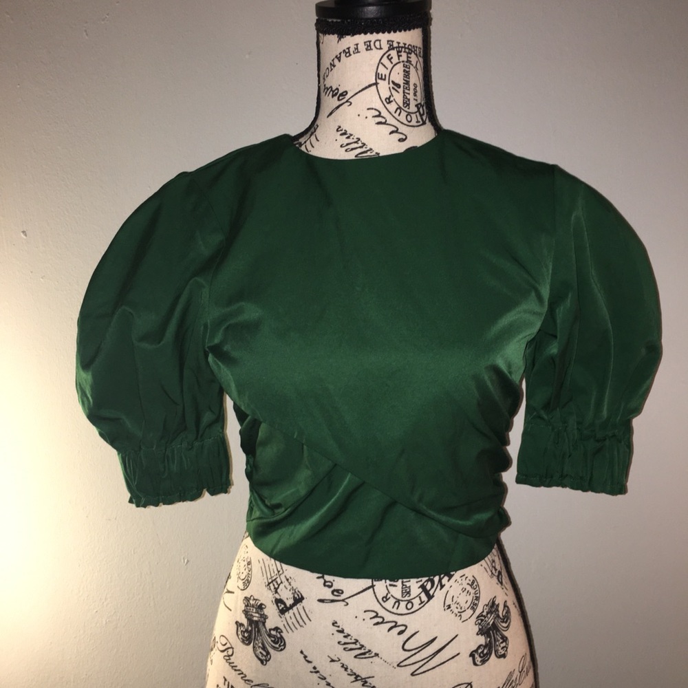 Deep green crop top with puff sleeves. Great condition Sz 2